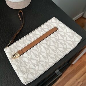 New with out tags Michael Kors wristlet